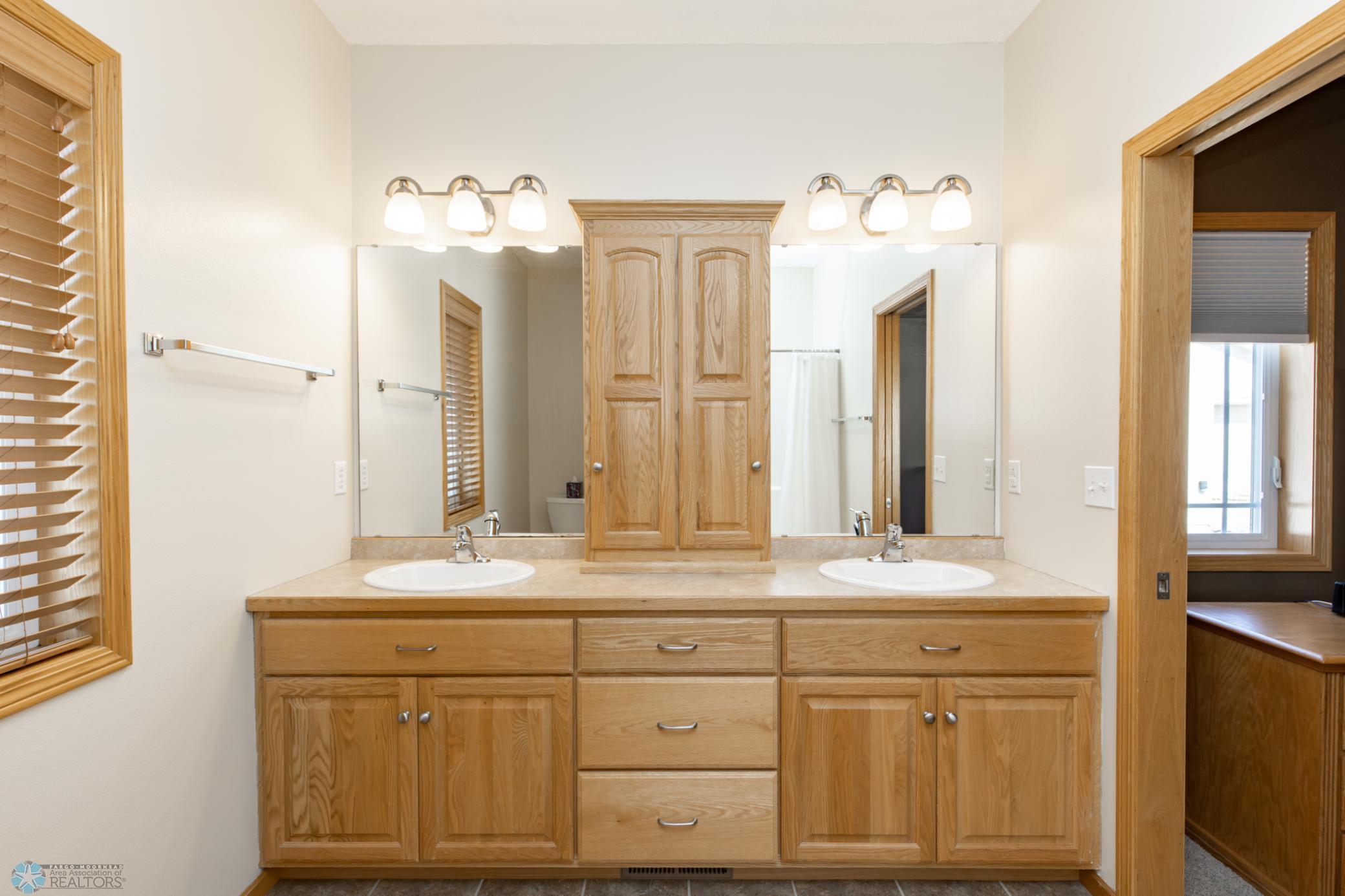 4833 Woodhaven Drive, Fargo, North Dakota image 27