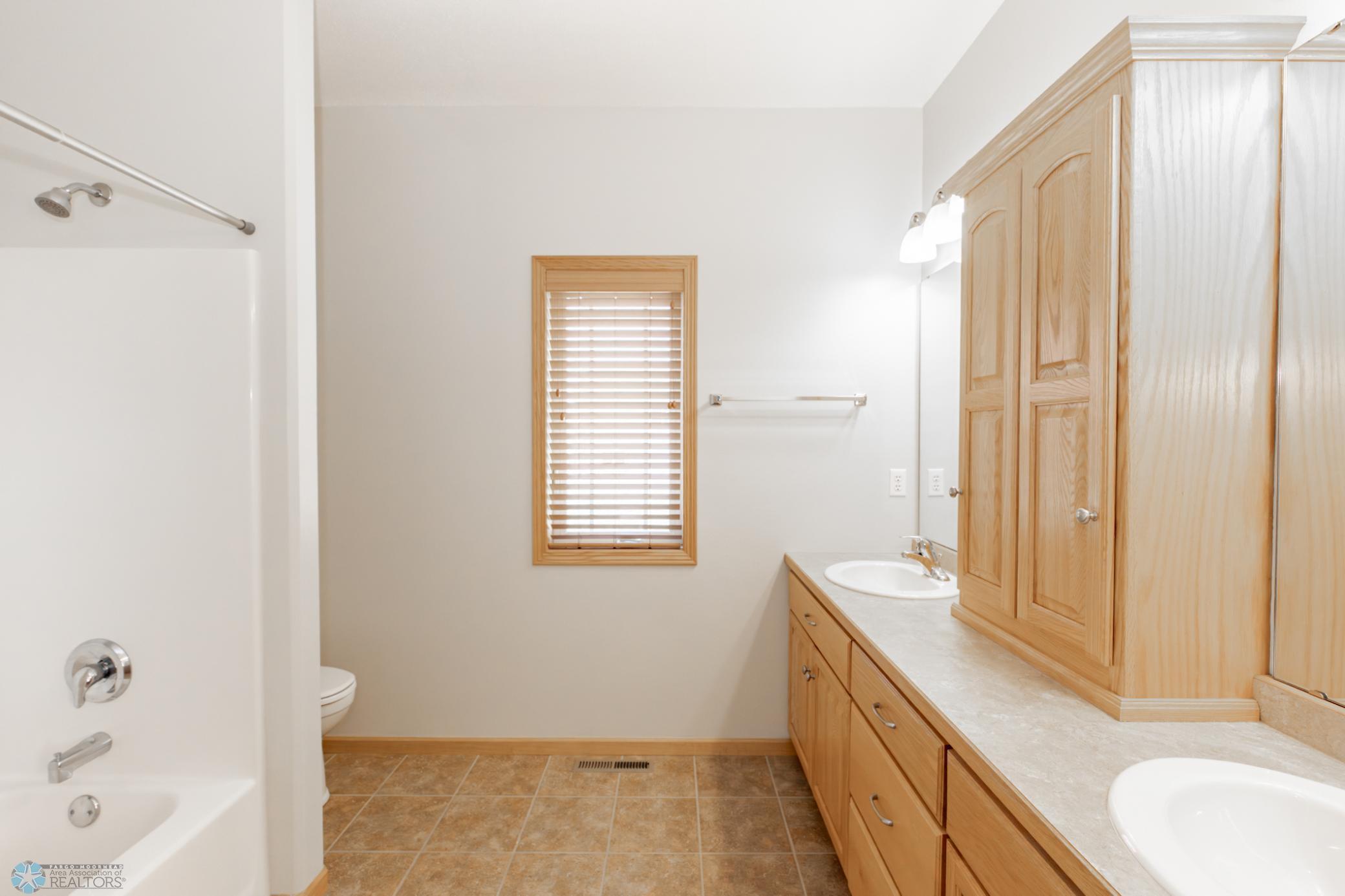 4833 Woodhaven Drive, Fargo, North Dakota image 25