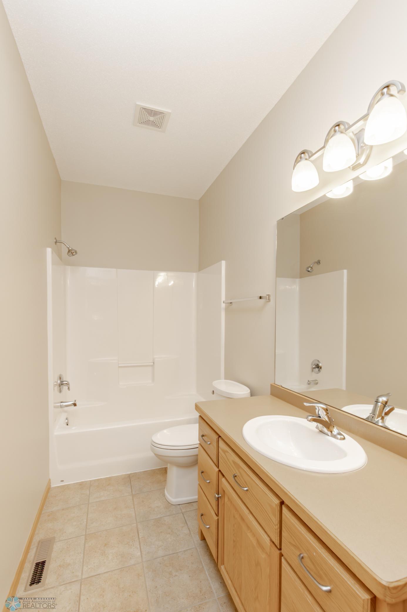 4833 Woodhaven Drive, Fargo, North Dakota image 33