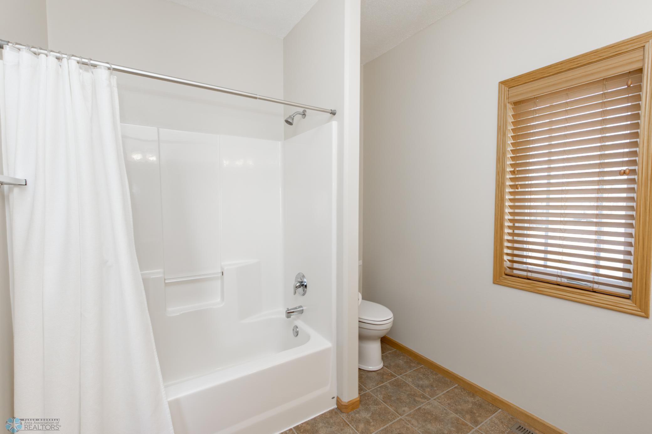 4833 Woodhaven Drive, Fargo, North Dakota image 26