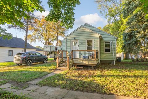 Homes For Sale - 106 6th Avenue<br/> Ellendale, MN 56026