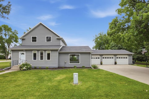 Homes For Sale - 325 2nd Street<br/> Casselton, ND 58012