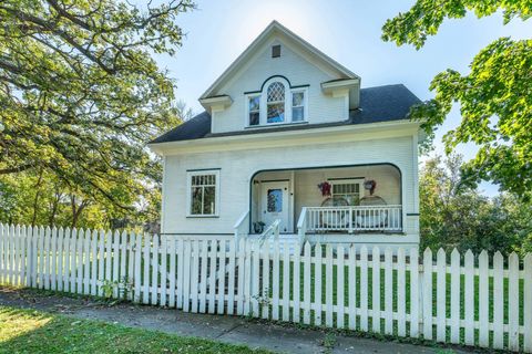 Homes For Sale - 322 3rd Avenue<br/> Pelican Rapids, MN 56572