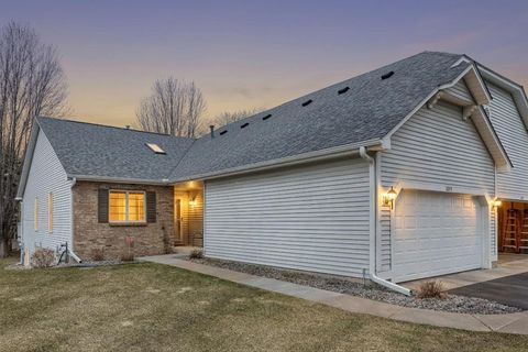 Townhouse For Sale - 2679 Lake Court Circle Cir<br/> New Brighton, MN 55112