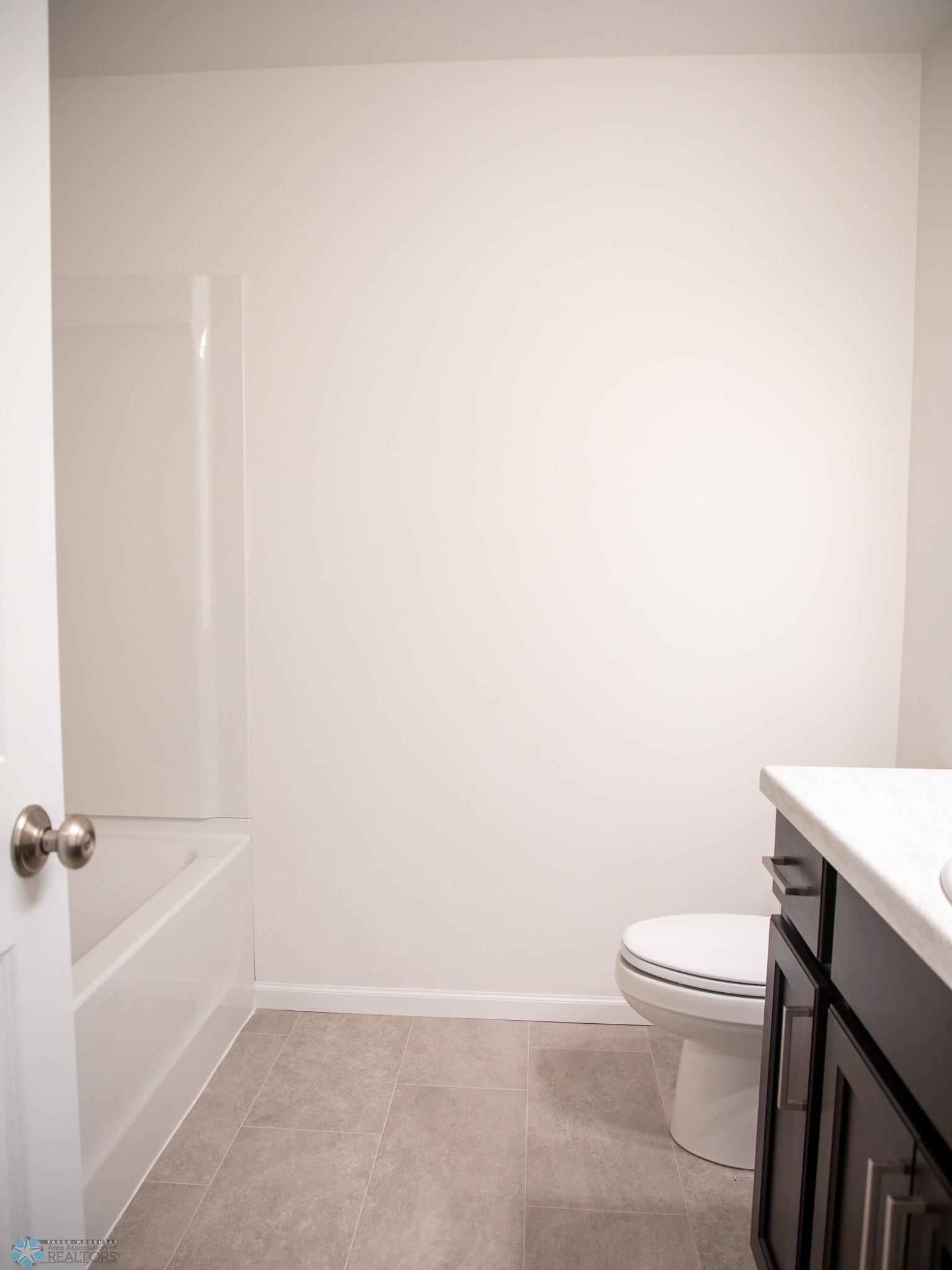 6739 Meadow View Drive, Fargo, North Dakota image 27