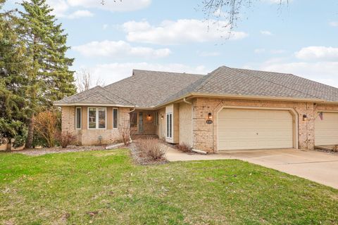 Townhouse For Sale - 10395 Fawns Way<br/> Hennepin County, Eden Prairie, MN 55347