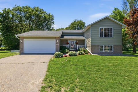 Homes For Sale - 971 Lacy Court<br/> Belle Plaine, MN 56011
