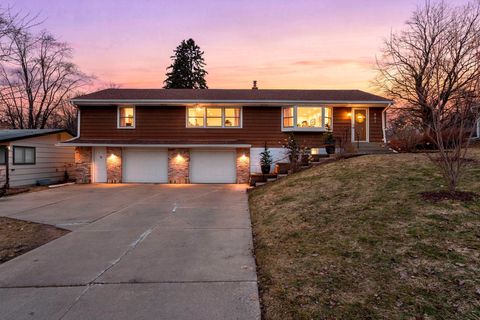 Homes For Sale - 807 Rose Place<br/> Roseville, MN 55113