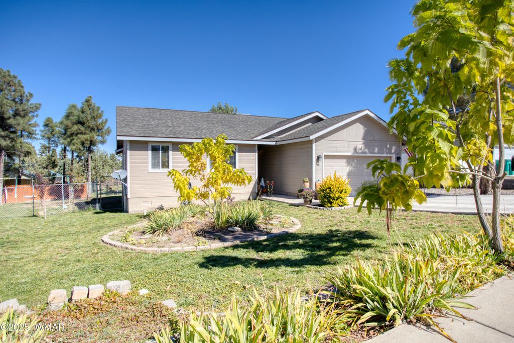 Photo for 40 N Canyon Dr Dr, Show Low, AZ 85901 (MLS # 258453)