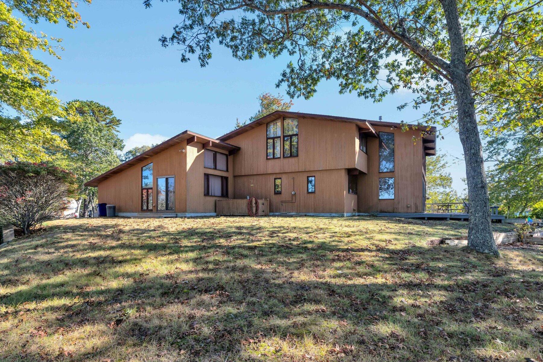 481 Lakeside Drive W