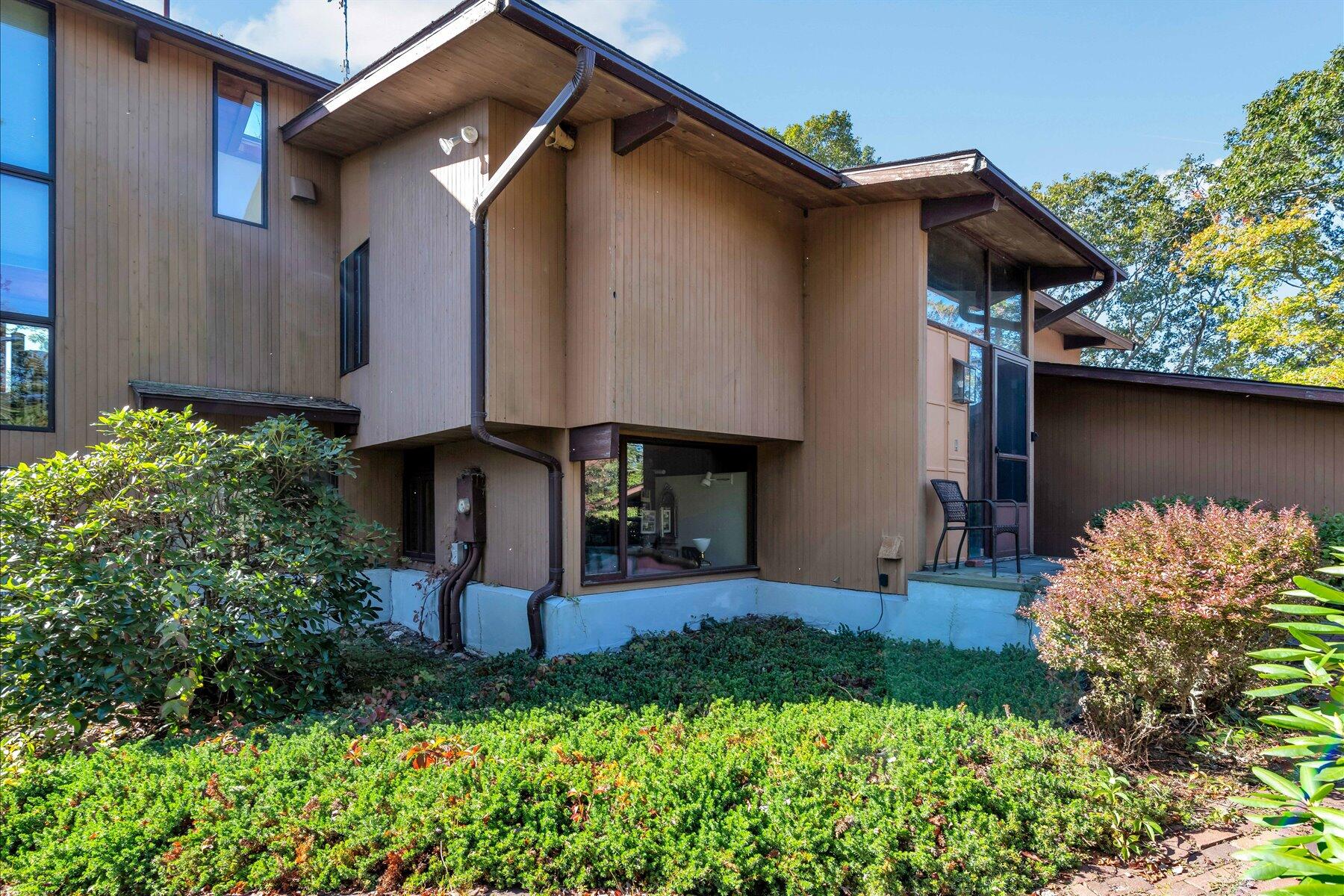 481 Lakeside Drive W