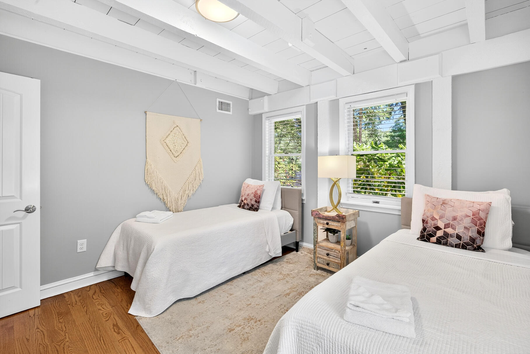 Osterville, Massachusetts 02655, United States, 3 Bedrooms Bedrooms, ,2 BathroomsBathrooms,Residential,Active,205086