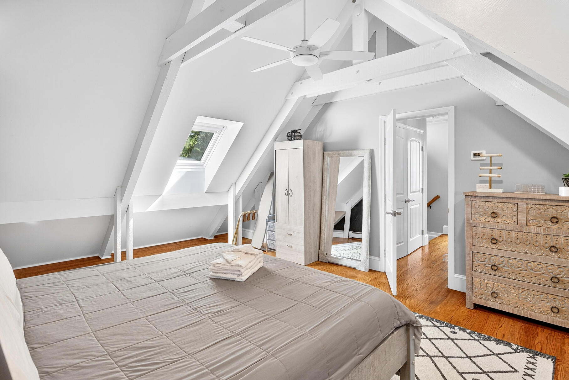 Osterville, Massachusetts 02655, United States, 3 Bedrooms Bedrooms, ,2 BathroomsBathrooms,Residential,Active,205086