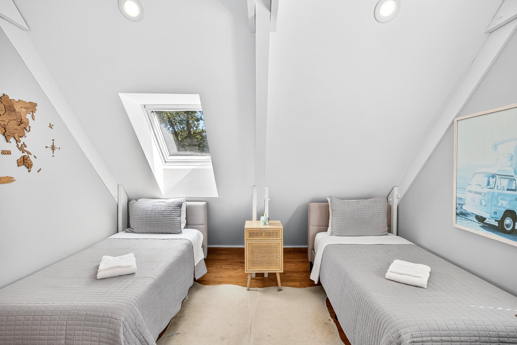 Osterville, Massachusetts 02655, United States, 3 Bedrooms Bedrooms, ,2 BathroomsBathrooms,Residential,Active,205086