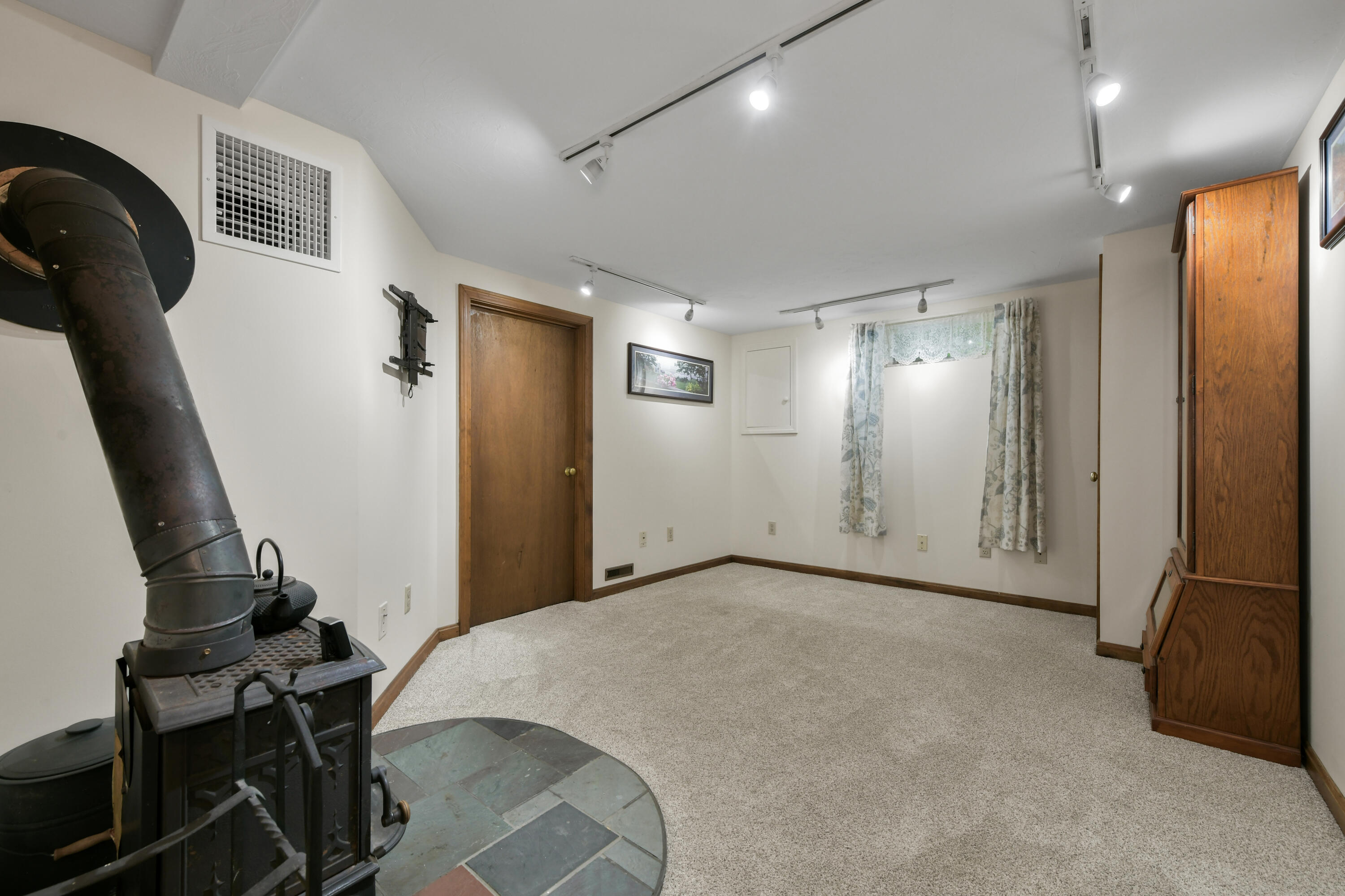 Centerville, Massachusetts 02632, United States, 3 Bedrooms Bedrooms, ,2 BathroomsBathrooms,Residential,Pending,203985