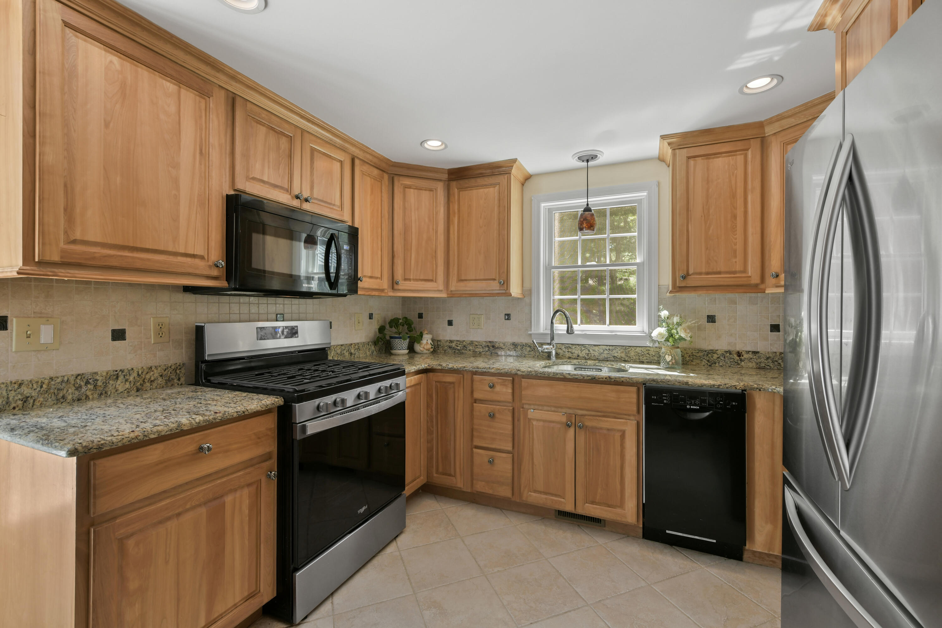 Centerville, Massachusetts 02632, United States, 3 Bedrooms Bedrooms, ,2 BathroomsBathrooms,Residential,Pending,203985