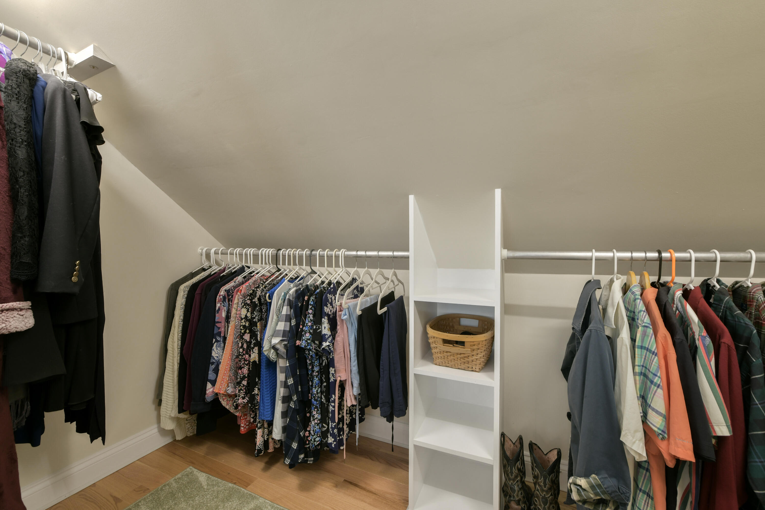 Centerville, Massachusetts 02632, United States, 3 Bedrooms Bedrooms, ,2 BathroomsBathrooms,Residential,Pending,203985