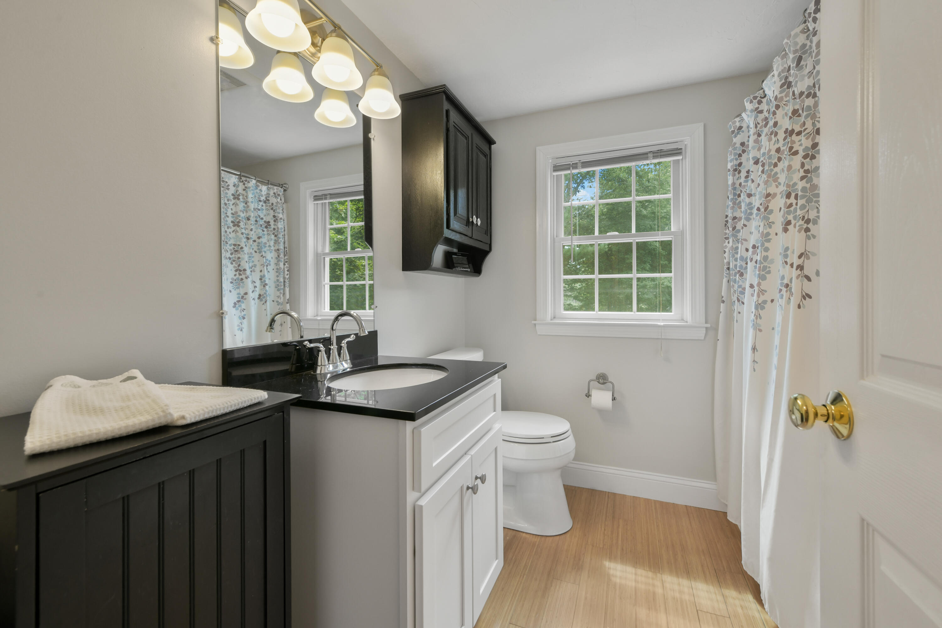 Centerville, Massachusetts 02632, United States, 3 Bedrooms Bedrooms, ,2 BathroomsBathrooms,Residential,Pending,203985