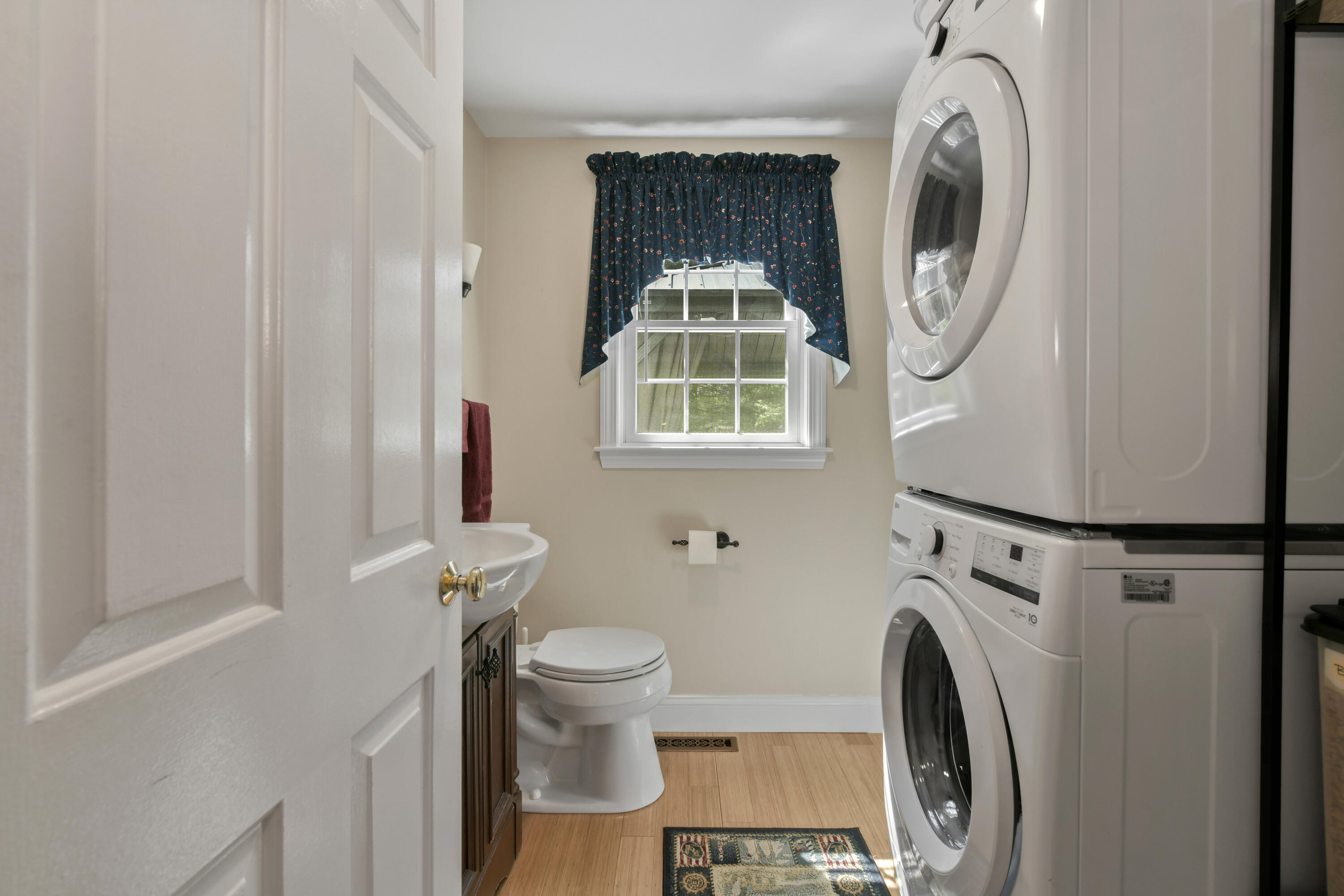 Centerville, Massachusetts 02632, United States, 3 Bedrooms Bedrooms, ,2 BathroomsBathrooms,Residential,Pending,203985