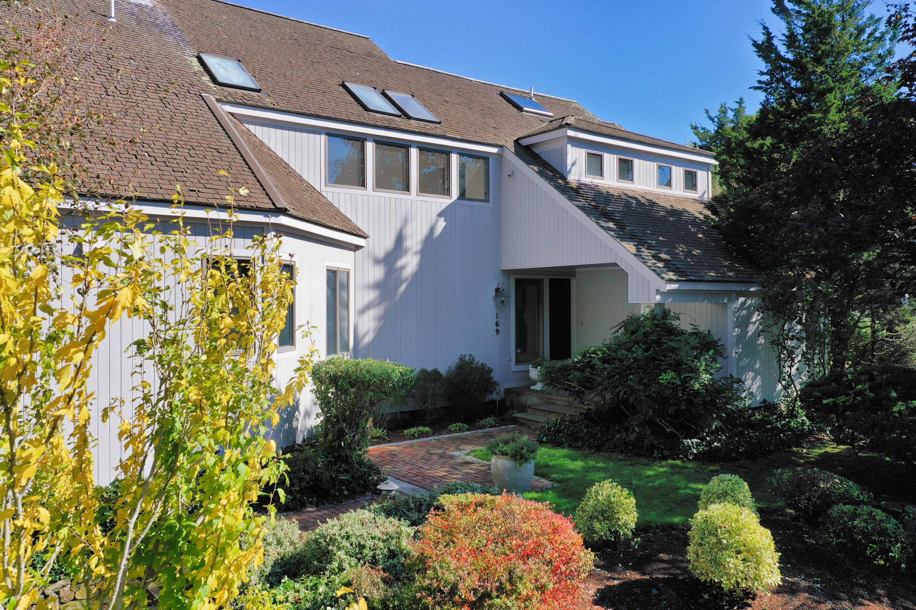 Mashpee, Massachusetts 02649, United States, 5 Bedrooms Bedrooms, ,5 BathroomsBathrooms,Residential,Active,115274