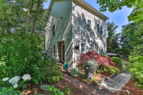 Townhouse in Provincetown MA 258a Bradford Street 2.jpg