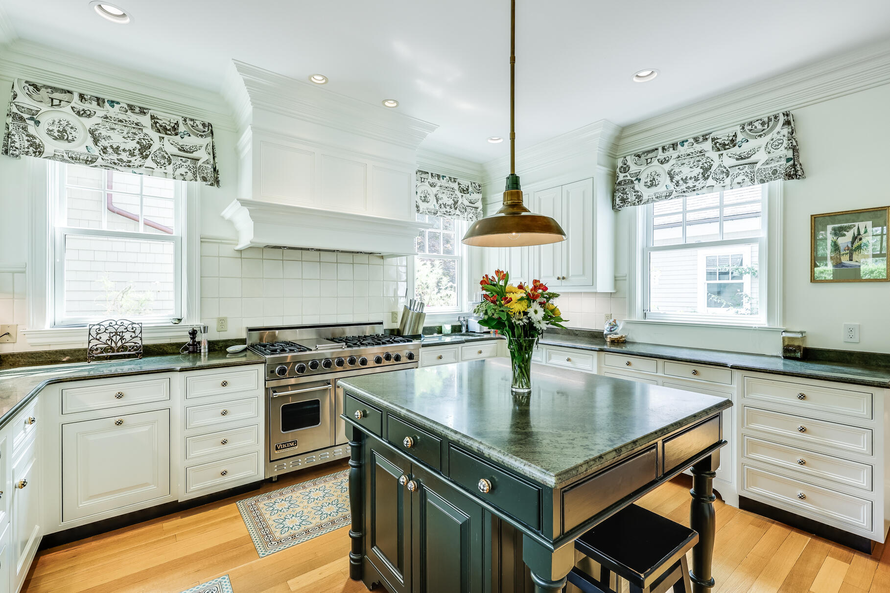 Osterville, Massachusetts 02655, United States, 5 Bedrooms Bedrooms, ,6 BathroomsBathrooms,Residential,Active,98907