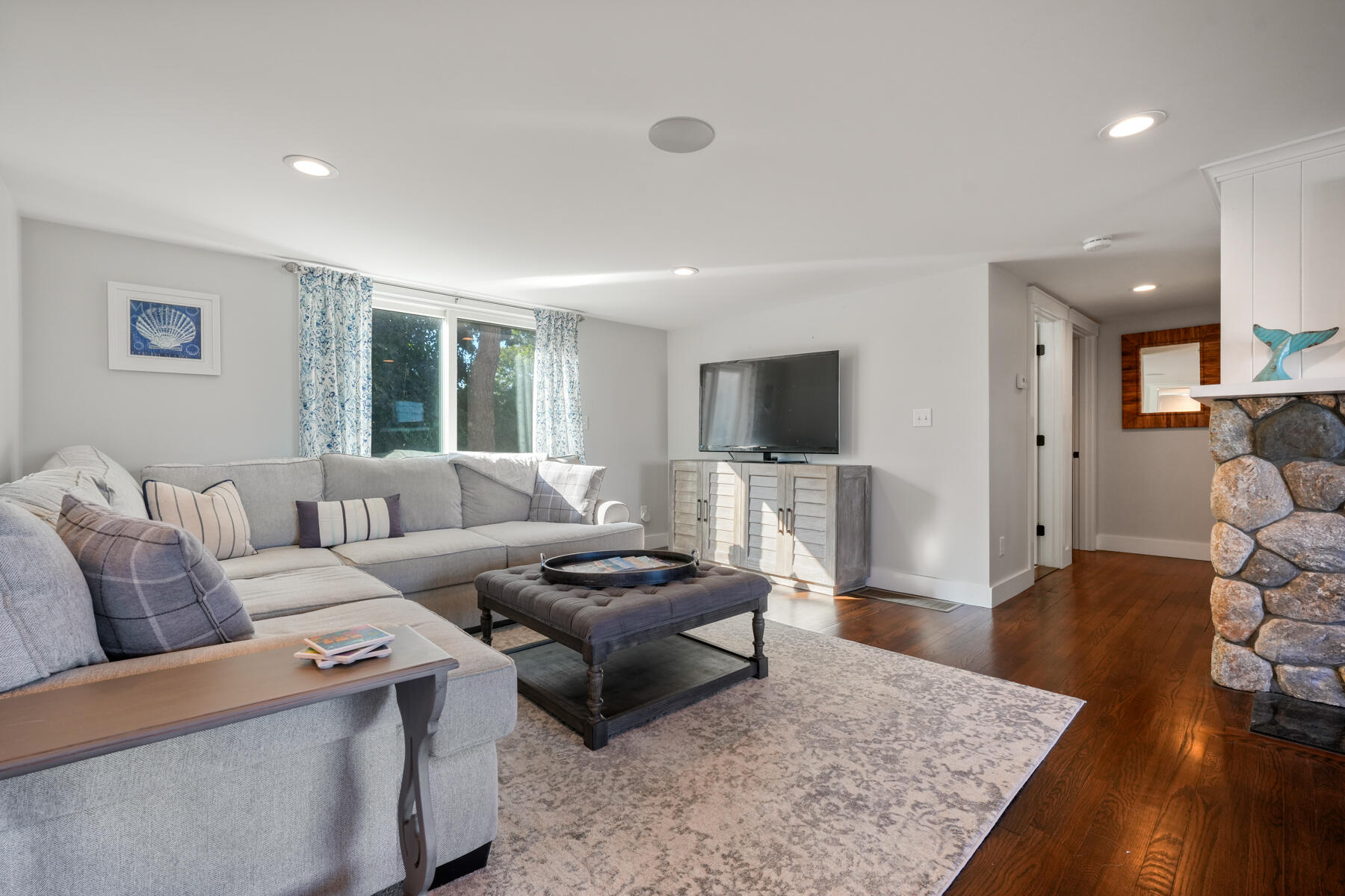 Hyannis, Massachusetts 02601, United States, 6 Bedrooms Bedrooms, ,3 BathroomsBathrooms,Residential,Active,66864