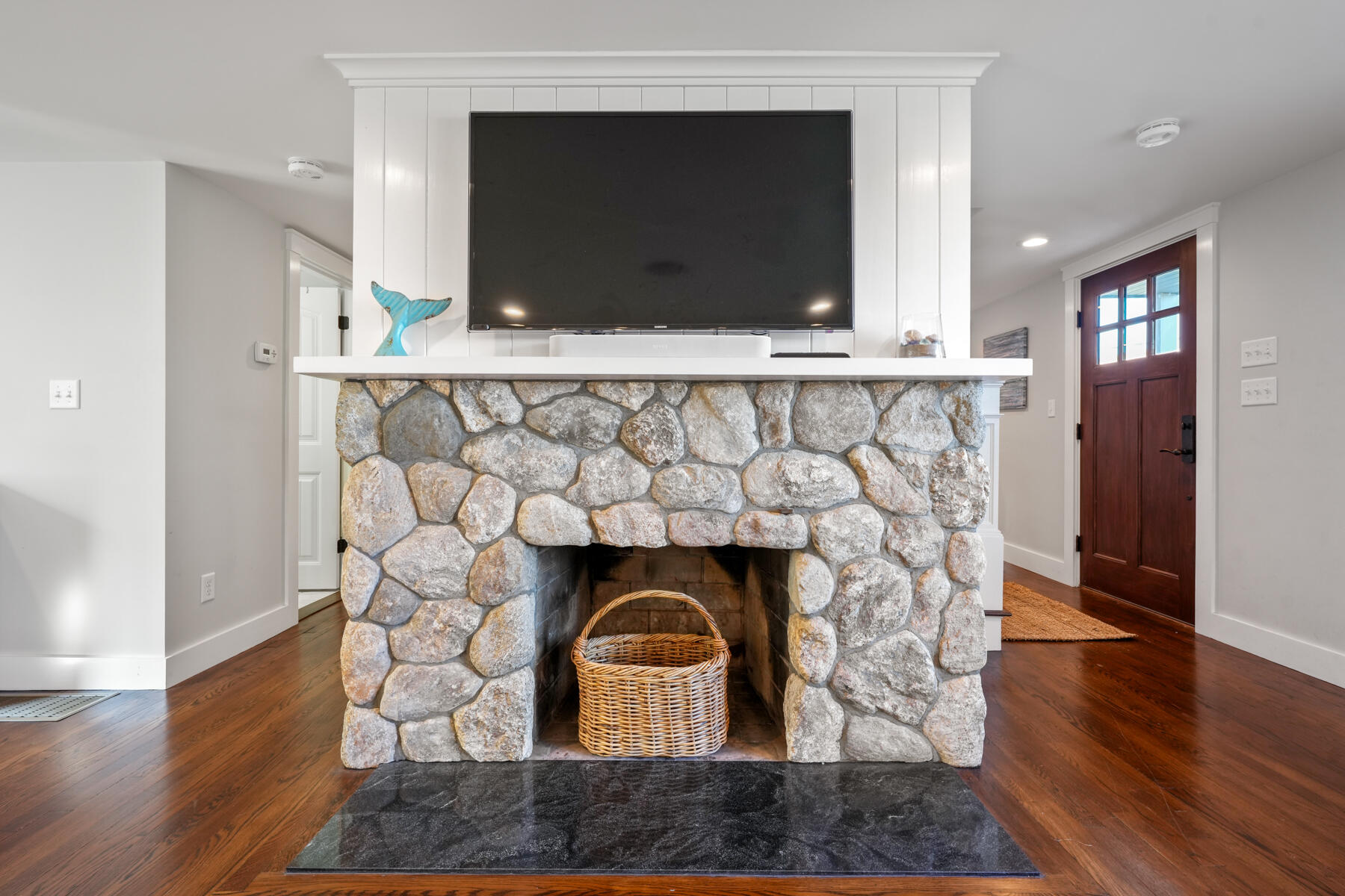 Hyannis, Massachusetts 02601, United States, 6 Bedrooms Bedrooms, ,3 BathroomsBathrooms,Residential,Active,66864