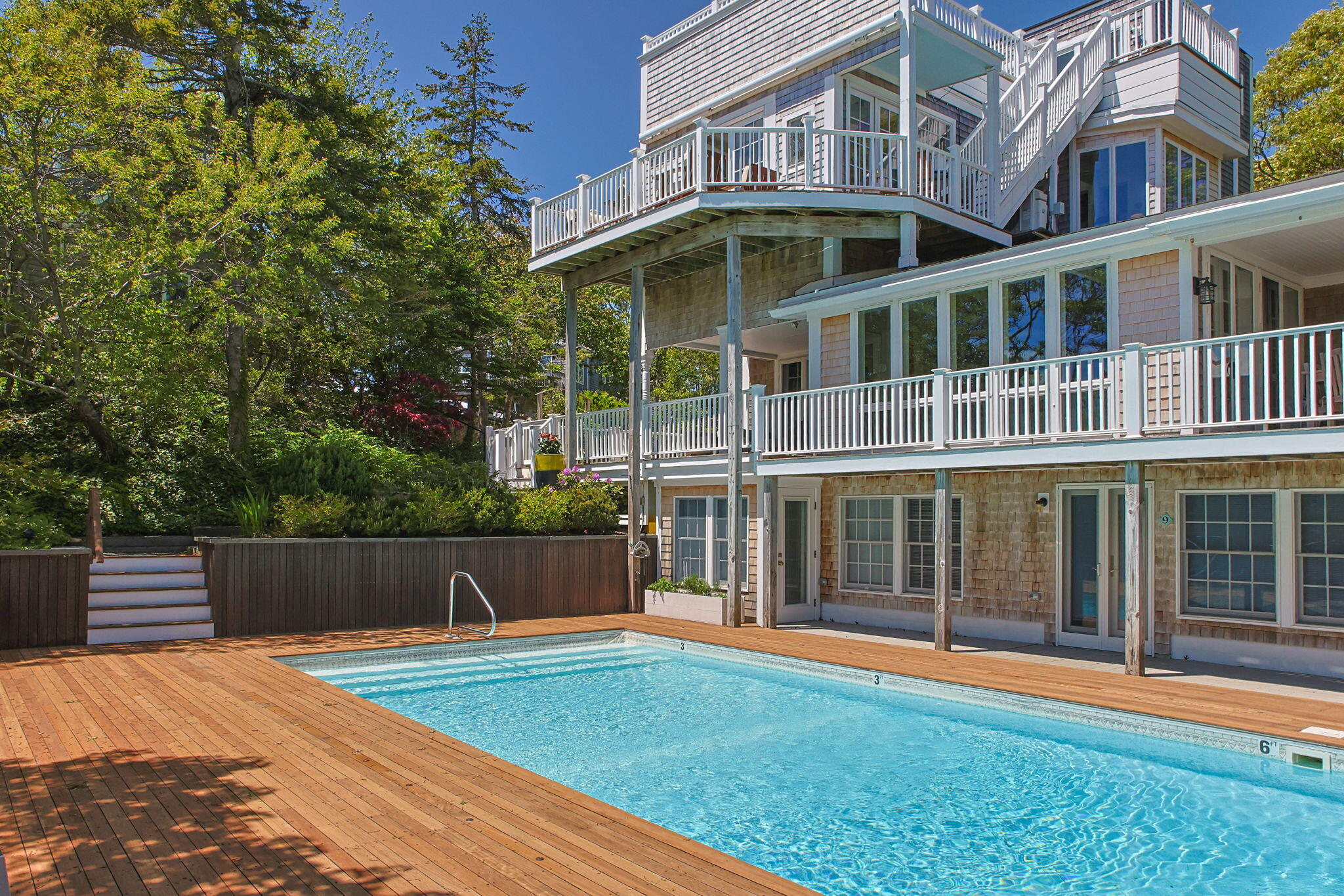 1-web-or-mls-208-bradford-st