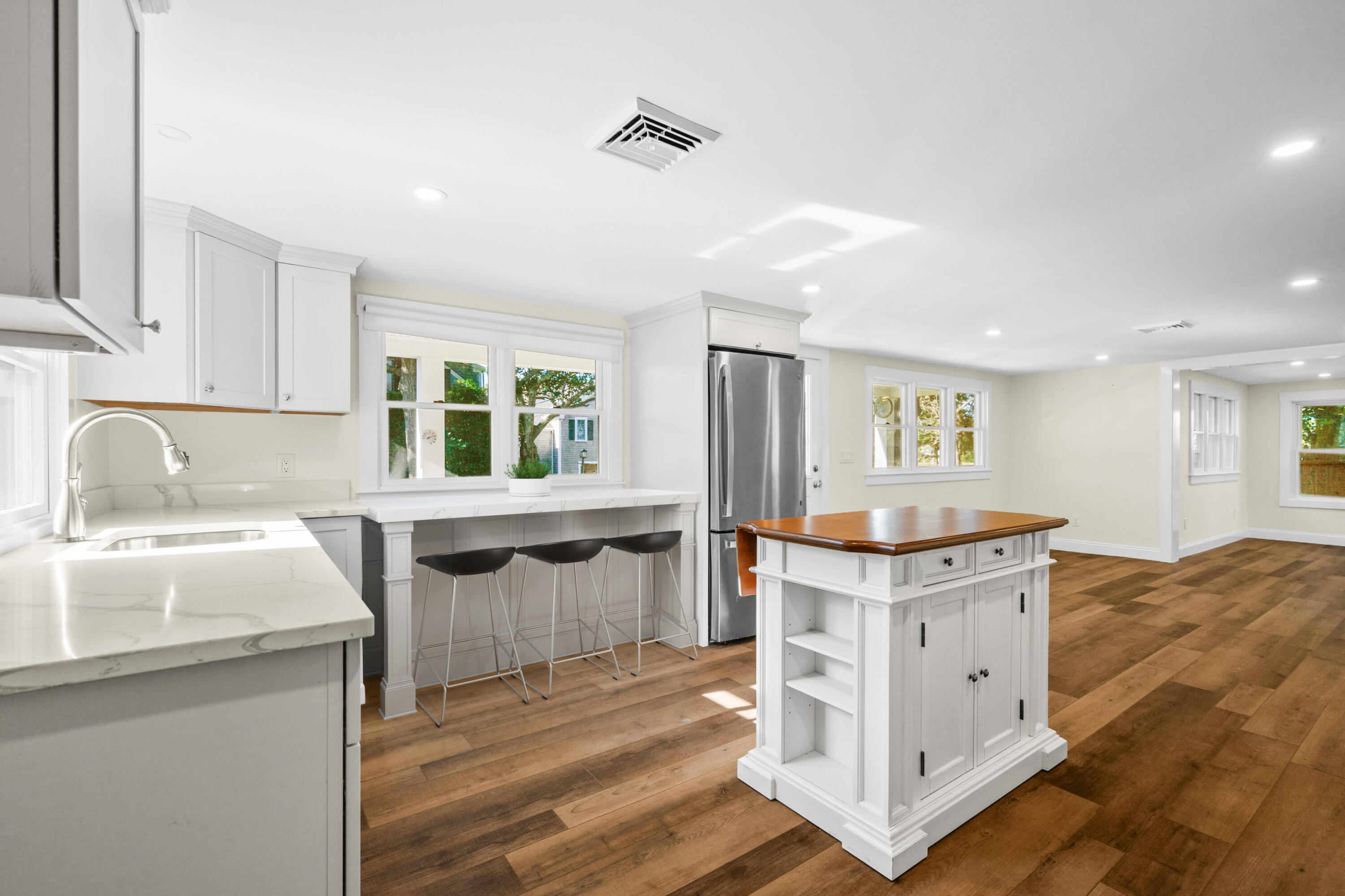 West Yarmouth, Massachusetts 02673, United States, 2 Bedrooms Bedrooms, ,1 BathroomBathrooms,Residential,Active,227887