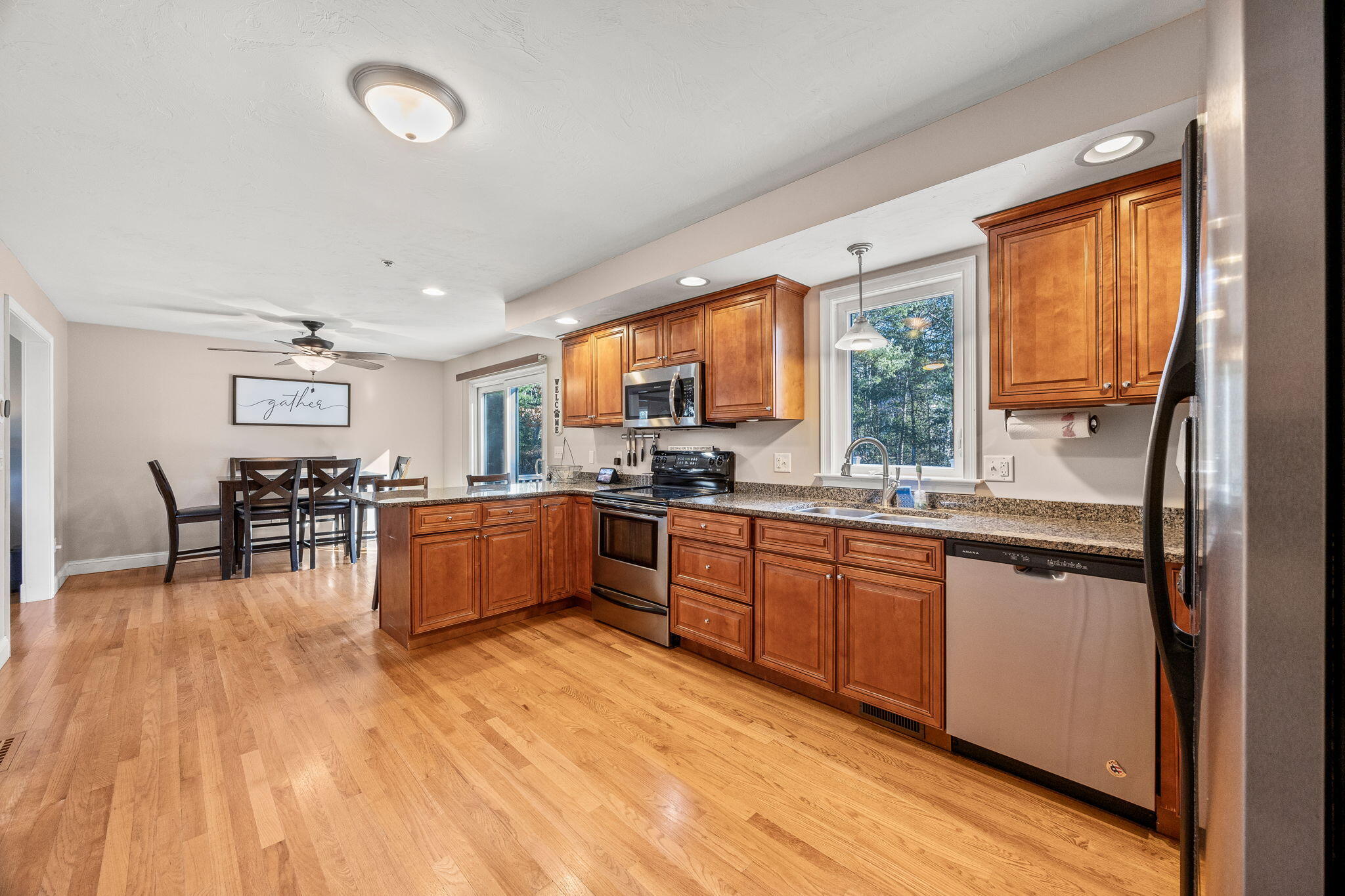 Carver, Massachusetts 02330, United States, 3 Bedrooms Bedrooms, ,2 BathroomsBathrooms,Residential,Pending,20737