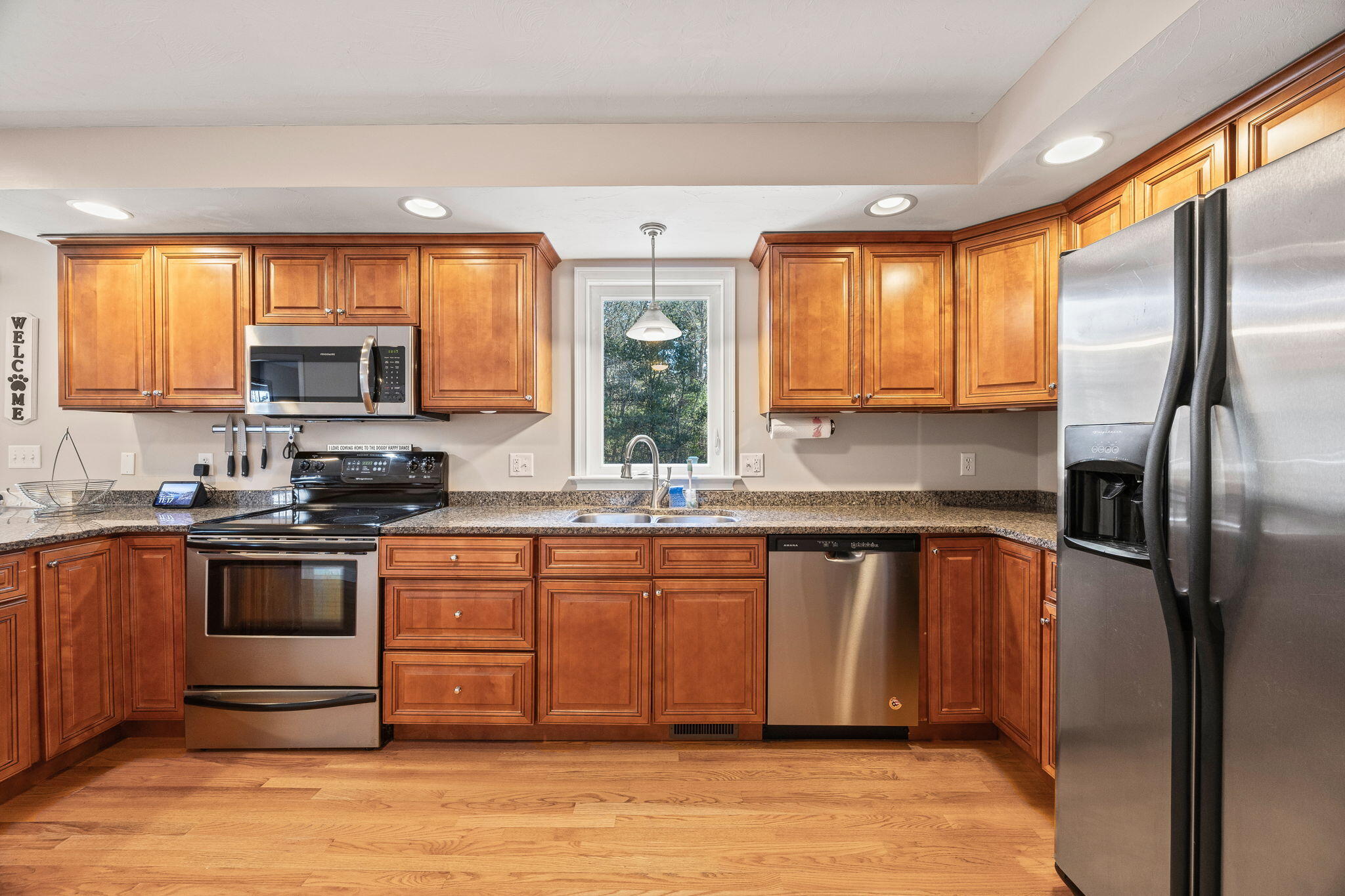 Carver, Massachusetts 02330, United States, 3 Bedrooms Bedrooms, ,2 BathroomsBathrooms,Residential,Pending,20737