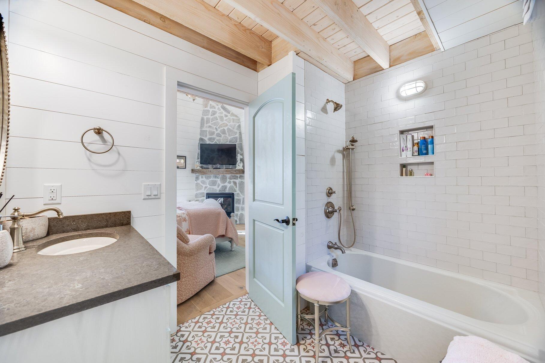 Cotuit, Massachusetts 02635, United States, 6 Bedrooms Bedrooms, ,8 BathroomsBathrooms,Residential,Active,14588