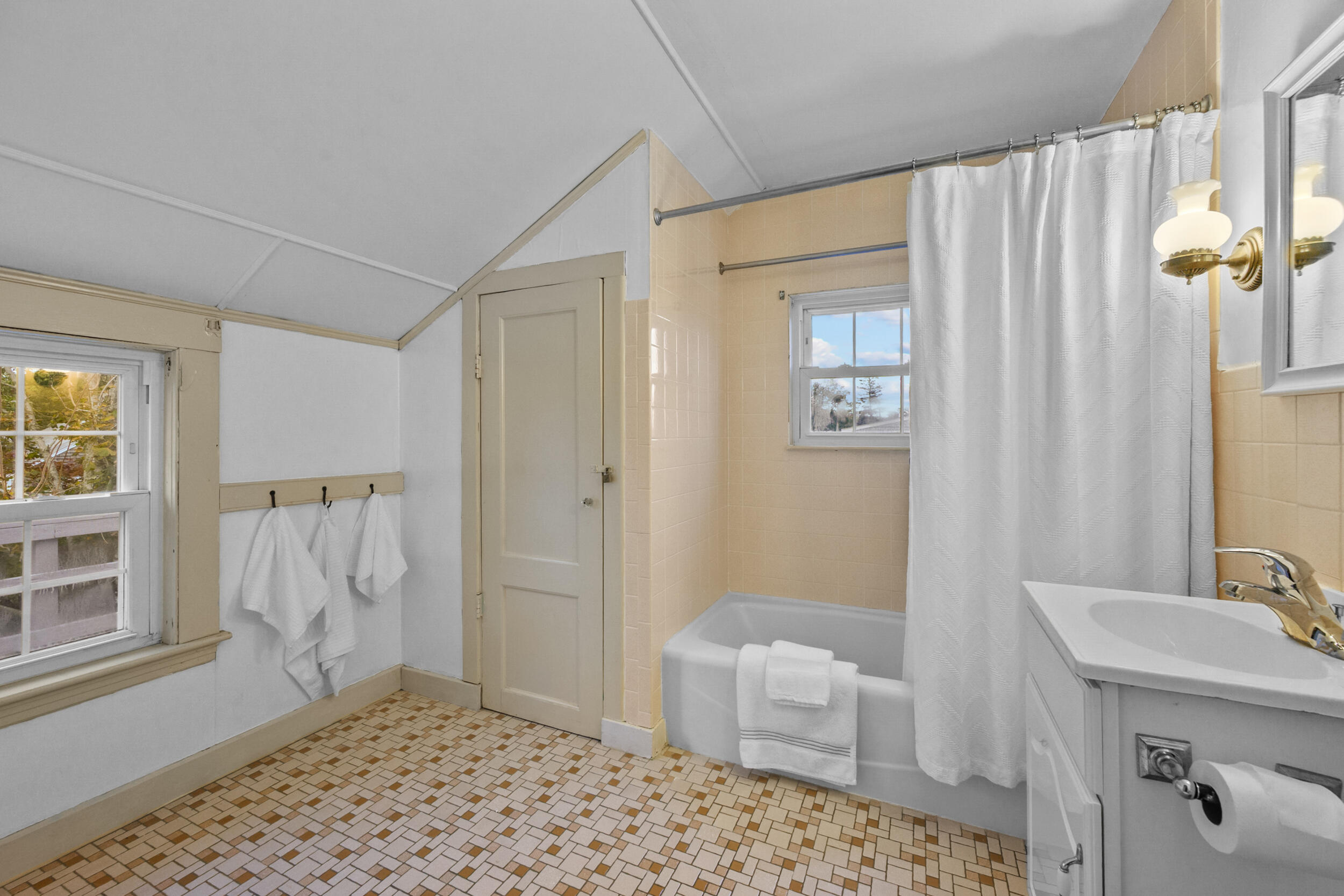 Dennis Port, Massachusetts 02639, United States, 7 Bedrooms Bedrooms, ,6 BathroomsBathrooms,Residential,Active,81299