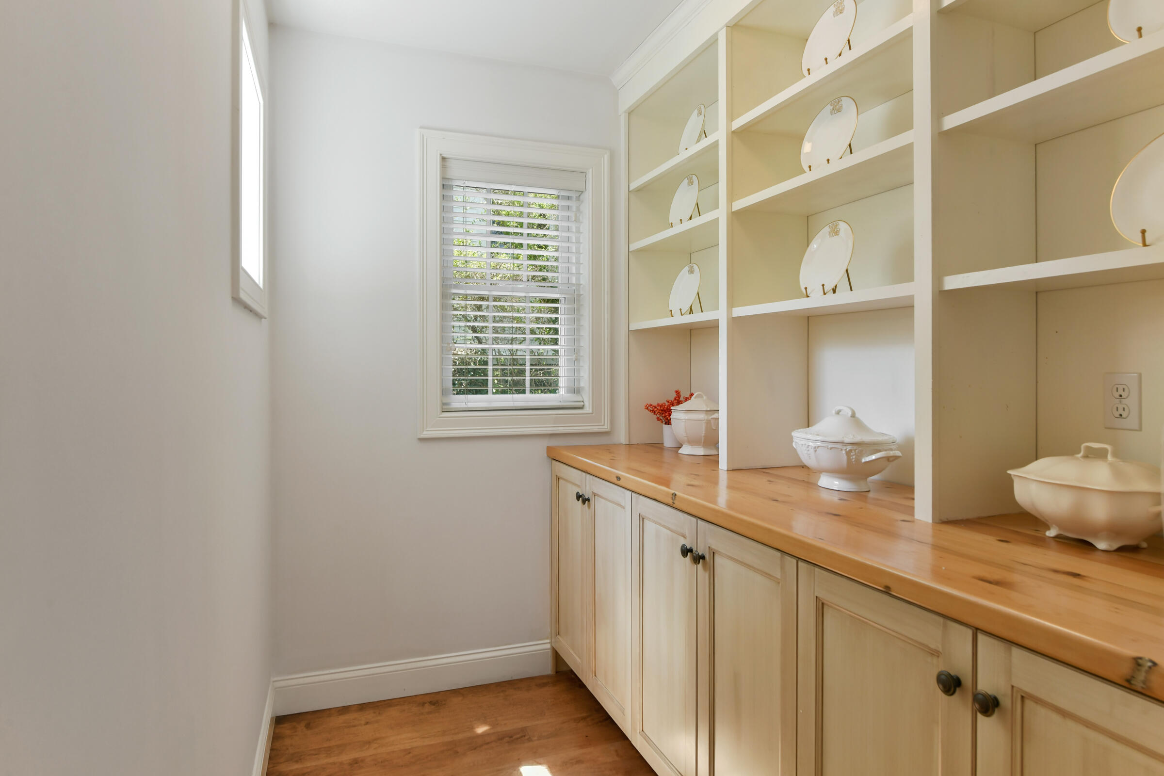 Yarmouth Port, Massachusetts 02675, United States, 4 Bedrooms Bedrooms, ,3 BathroomsBathrooms,Residential,Pending,123710