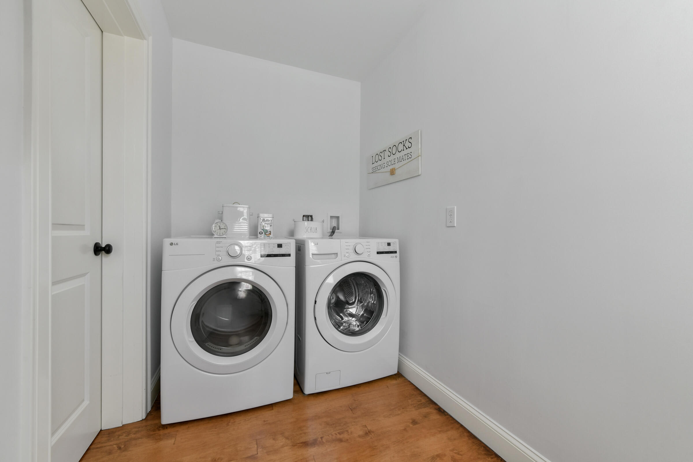 Yarmouth Port, Massachusetts 02675, United States, 4 Bedrooms Bedrooms, ,3 BathroomsBathrooms,Residential,Pending,123710