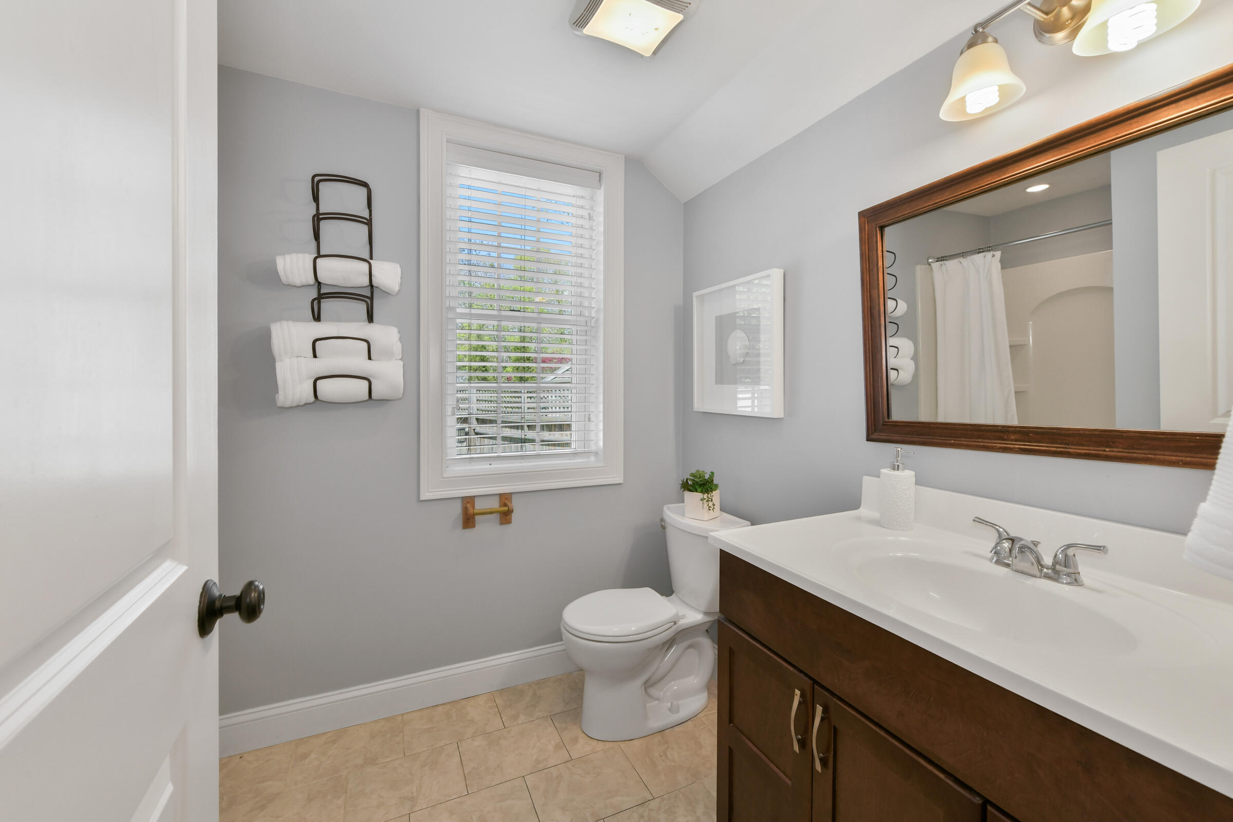 Yarmouth Port, Massachusetts 02675, United States, 4 Bedrooms Bedrooms, ,3 BathroomsBathrooms,Residential,Pending,123710