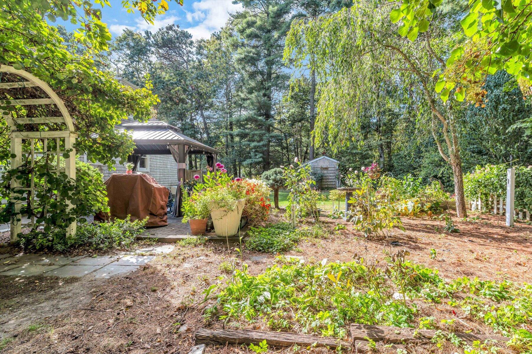 Cotuit, Massachusetts 02635, United States, 3 Bedrooms Bedrooms, ,3 BathroomsBathrooms,Residential,Active,224995