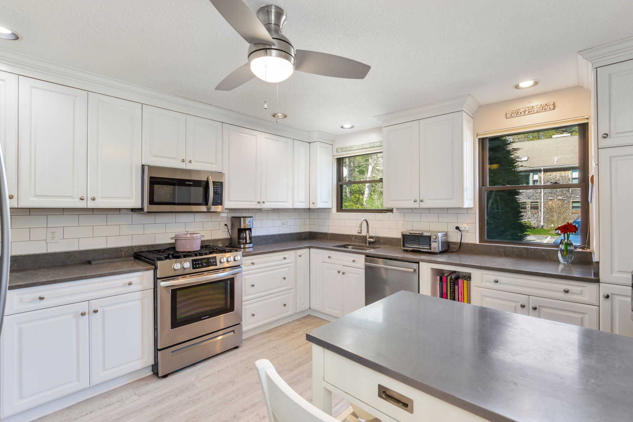 Mashpee, Massachusetts 02649, United States, 2 Bedrooms Bedrooms, ,3 BathroomsBathrooms,Residential,Pending,121799