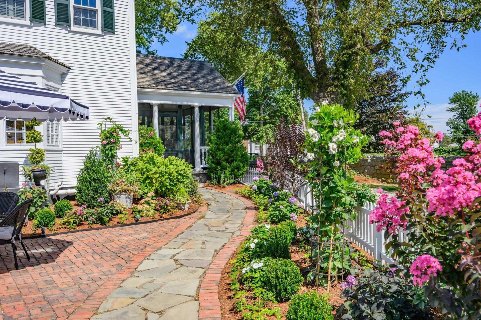 Falmouth, Massachusetts 02540, United States, 5 Bedrooms Bedrooms, ,5 BathroomsBathrooms,Residential,Active,202035