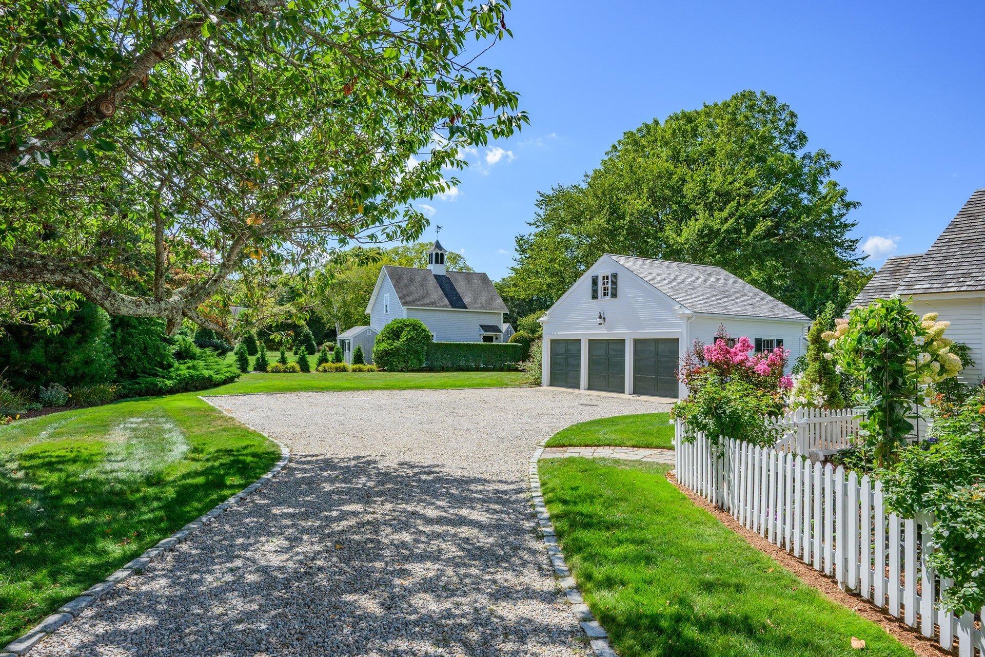 Falmouth, Massachusetts 02540, United States, 5 Bedrooms Bedrooms, ,5 BathroomsBathrooms,Residential,Active,202035