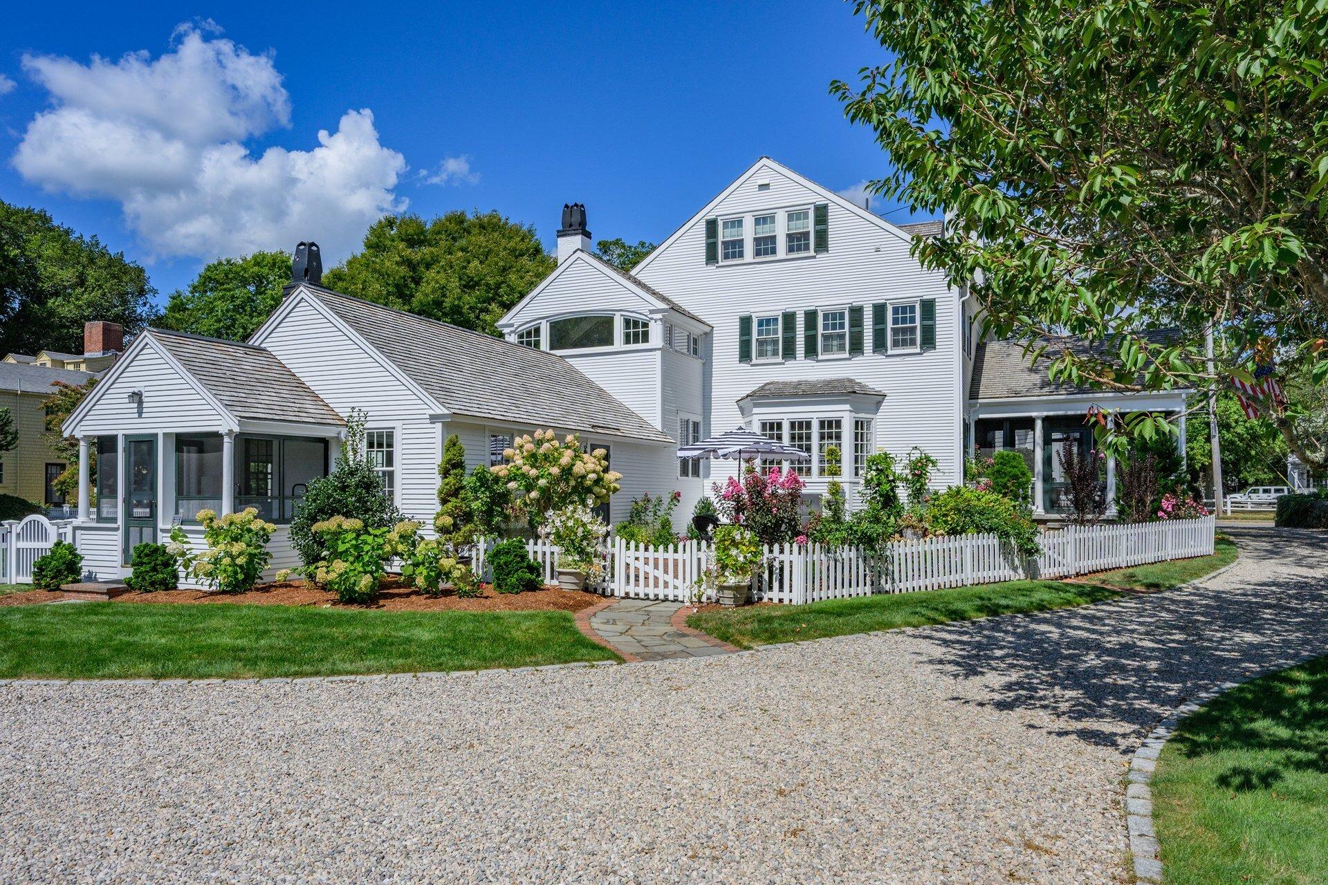 Falmouth, Massachusetts 02540, United States, 5 Bedrooms Bedrooms, ,5 BathroomsBathrooms,Residential,Active,202035