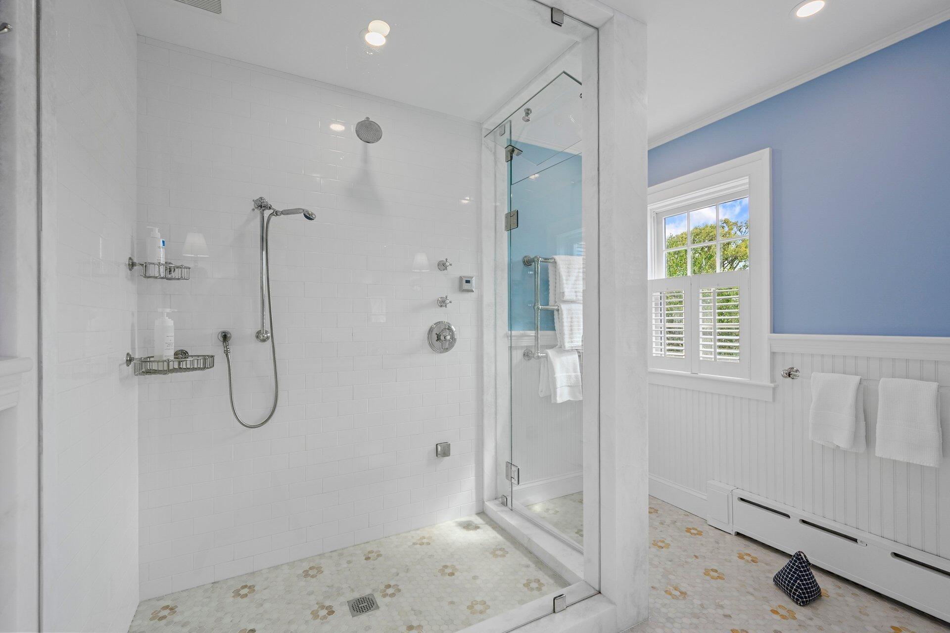 Falmouth, Massachusetts 02540, United States, 5 Bedrooms Bedrooms, ,5 BathroomsBathrooms,Residential,Active,202035