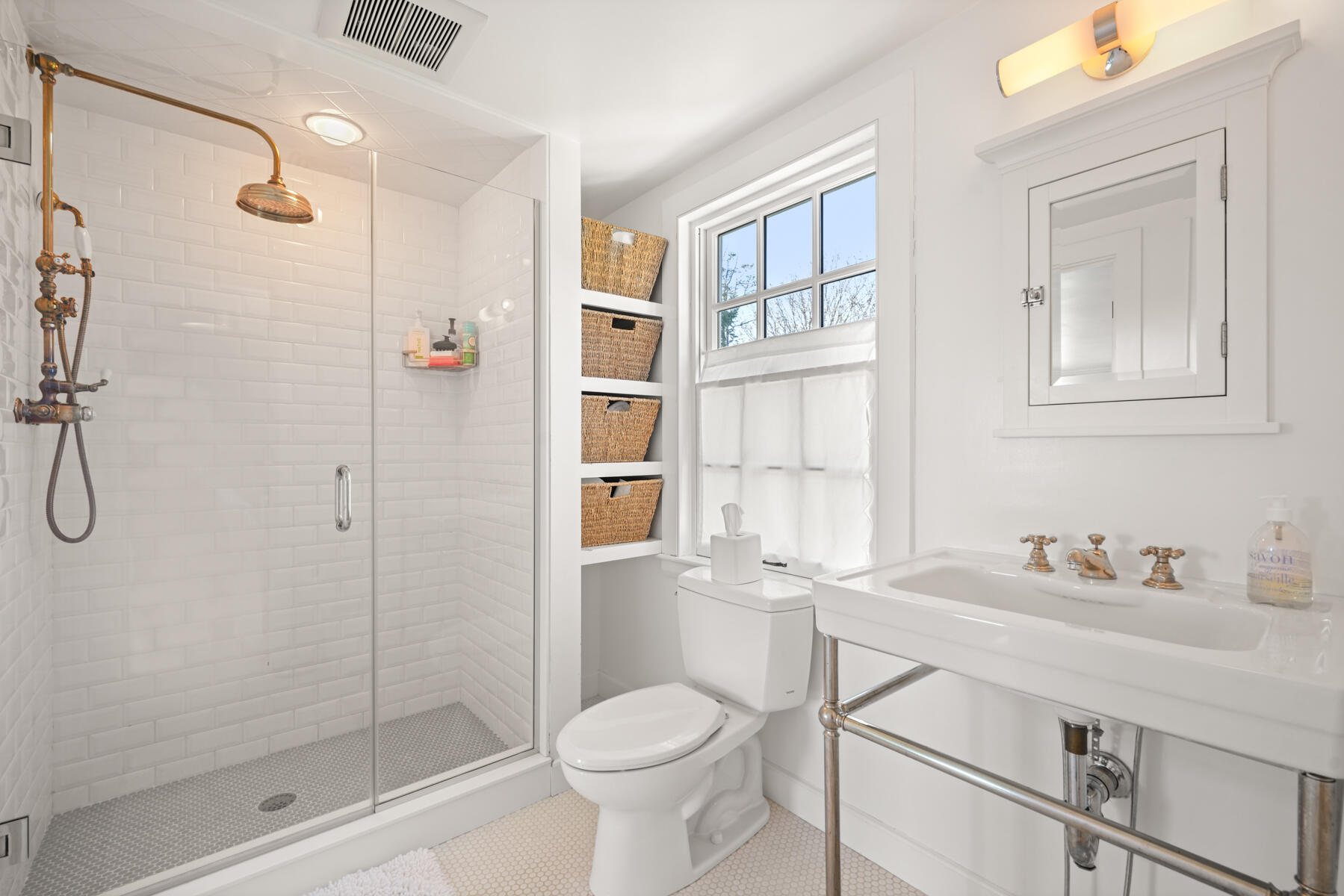 Chatham, Massachusetts 02633, United States, 5 Bedrooms Bedrooms, ,6 BathroomsBathrooms,Residential,Active,162501