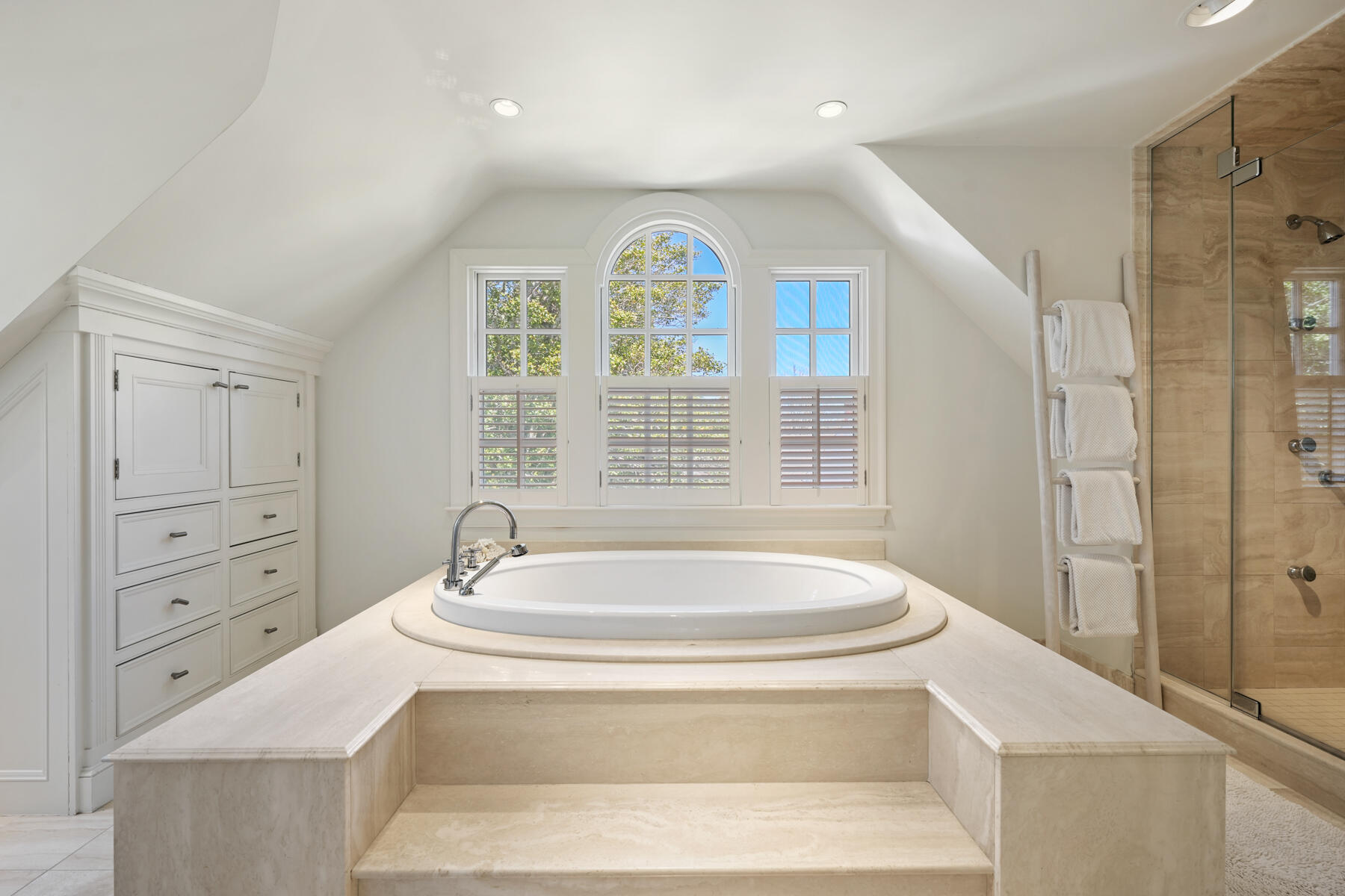 Chatham, Massachusetts 02633, United States, 5 Bedrooms Bedrooms, ,6 BathroomsBathrooms,Residential,Active,162501