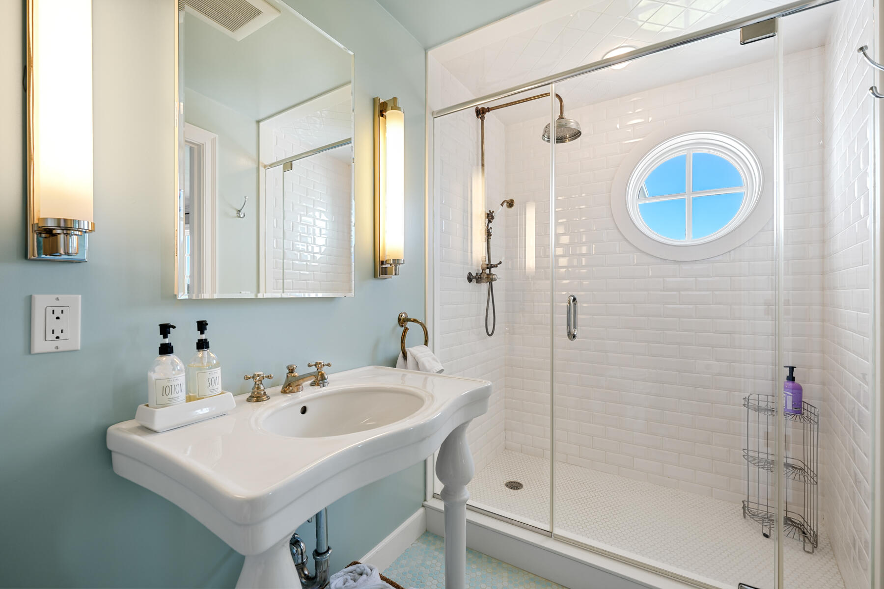 Chatham, Massachusetts 02633, United States, 5 Bedrooms Bedrooms, ,6 BathroomsBathrooms,Residential,Active,162501