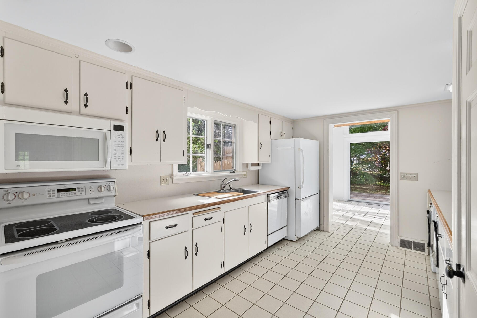 Chatham, Massachusetts 02633, United States, 5 Bedrooms Bedrooms, ,3 BathroomsBathrooms,Residential,Active,225451