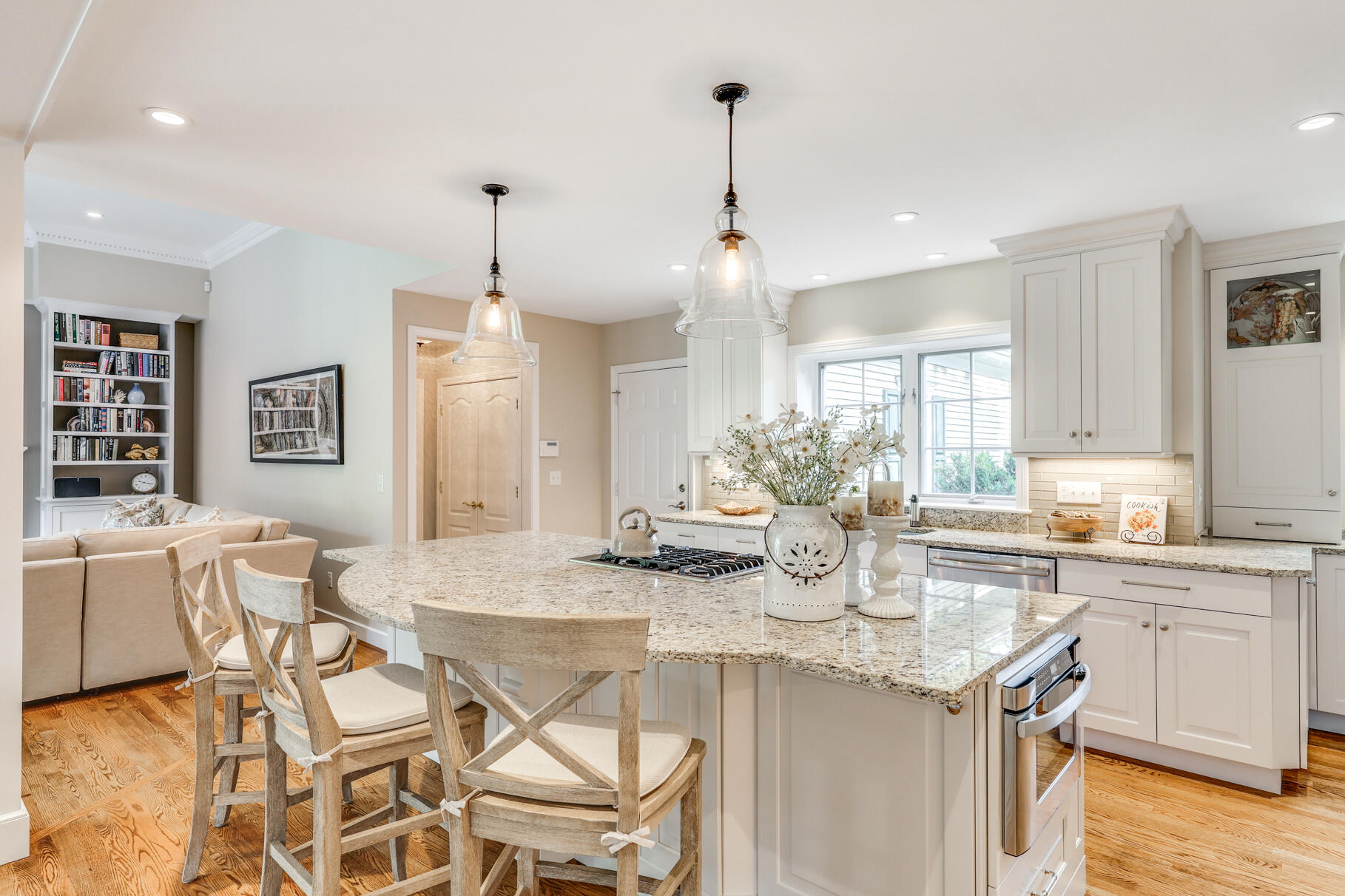 Osterville, Massachusetts 02655, United States, 3 Bedrooms Bedrooms, ,3 BathroomsBathrooms,Residential,Pending,43707