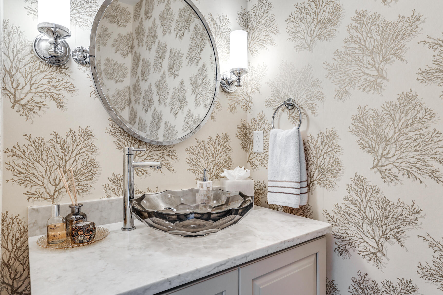 Osterville, Massachusetts 02655, United States, 3 Bedrooms Bedrooms, ,3 BathroomsBathrooms,Residential,Pending,43707