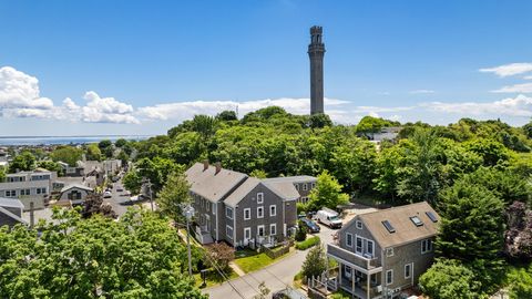 Townhouse in Provincetown MA 26 Alden Street 21.jpg